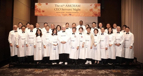 주한미국상공회의소(암참) 산하 미래의동반자재단 주재로 14일 여의도 콘래드 서울 호텔에서 열린 제16회 '암참 CEO 서버스 나이트' 행사에 참여한  31명의 다국적 기업 CEO들이 기념촬영하고 있다. 이날 행사에서 마련된 1억원의 기부금은 대학생 장학금으로 쓰일 예정이다. [암참 제공]